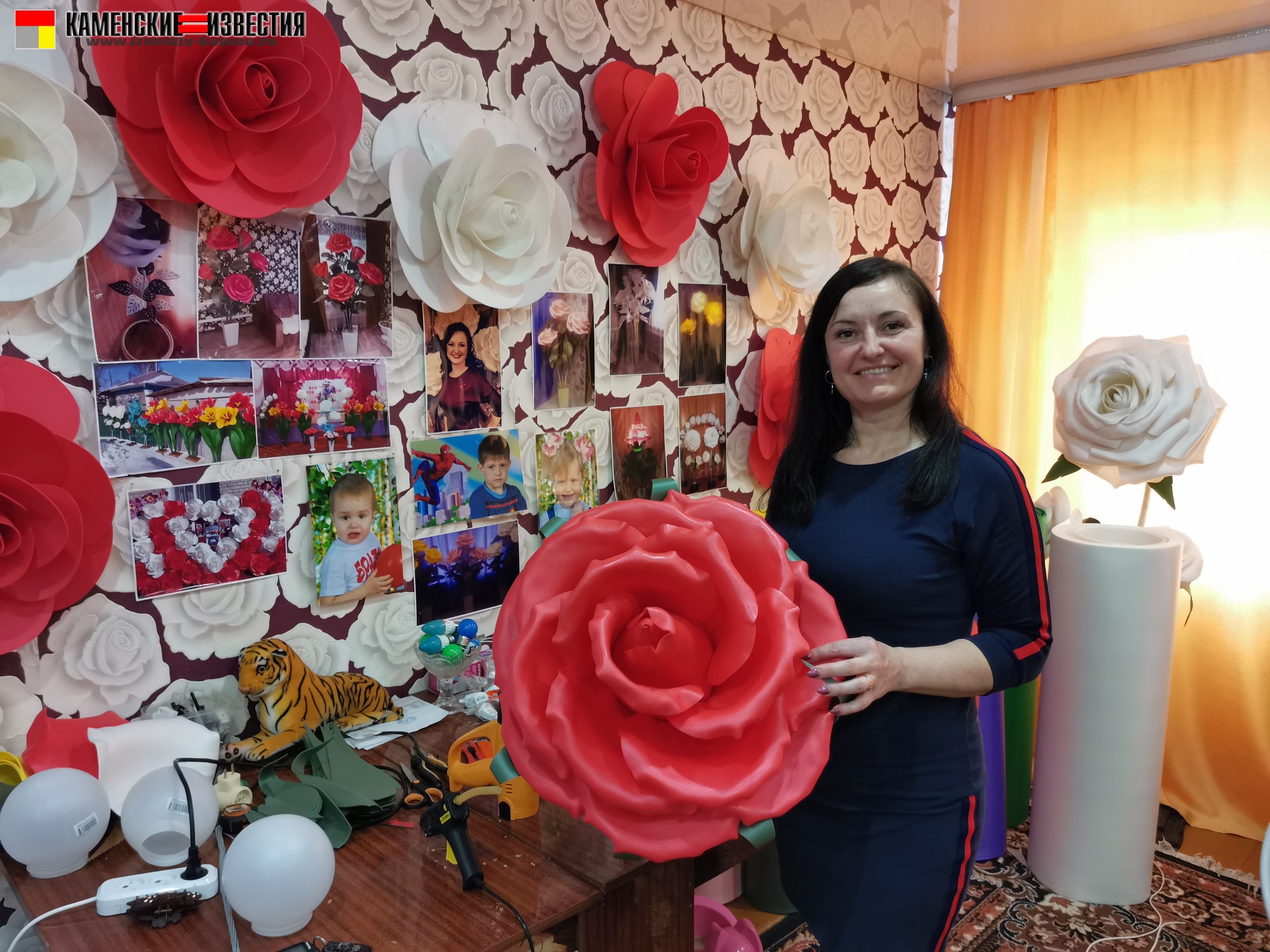 Марина Жахолова из Новоярков увлеклась популярным видом искусства –изготовлением ростовых цветов из изолона