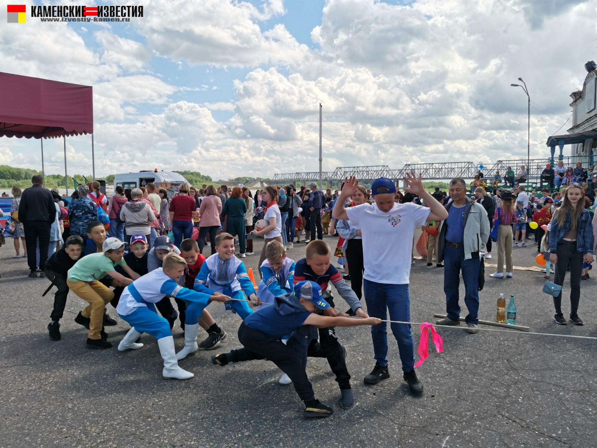 Забег камень-на-оби. Новосибирск река. Проходит оби. День смеха в камне на оби архив. Камне-на-оби плакат.