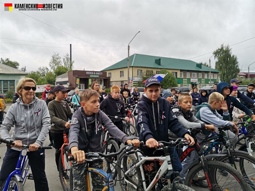 В Камне-на-Оби провели велопробег, посвященный Дню Государственного флага |  29.08.2022 | Камень-на-Оби - БезФормата