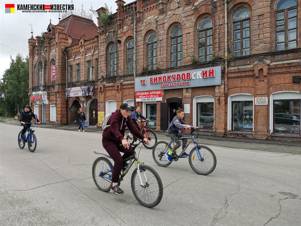 В Камне-на-Оби провели велопробег, посвященный Дню Государственного флага |  29.08.2022 | Камень-на-Оби - БезФормата