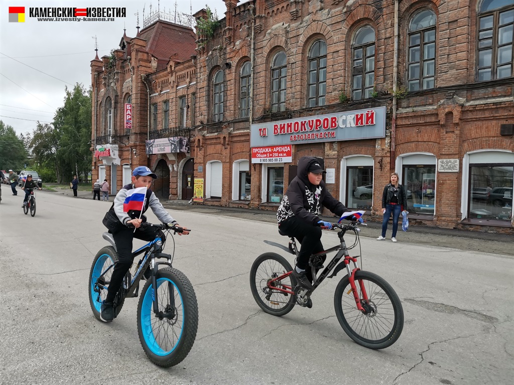 В Камне-на-Оби провели велопробег, посвященный Дню Государственного флага |  29.08.2022 | Камень-на-Оби - БезФормата