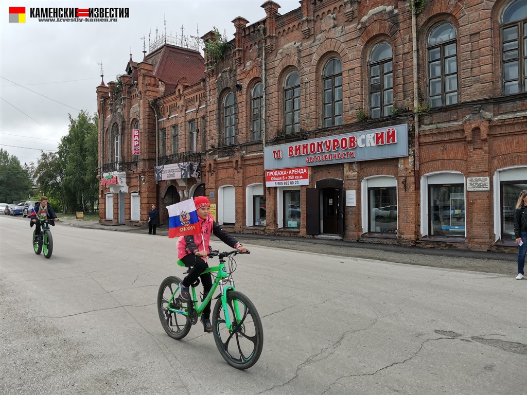 В Камне-на-Оби провели велопробег, посвященный Дню Государственного флага |  29.08.2022 | Камень-на-Оби - БезФормата