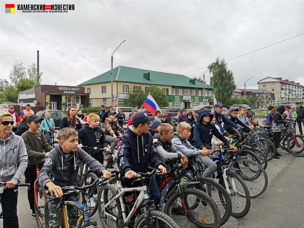 В Камне-на-Оби провели велопробег, посвященный Дню Государственного флага |  29.08.2022 | Камень-на-Оби - БезФормата