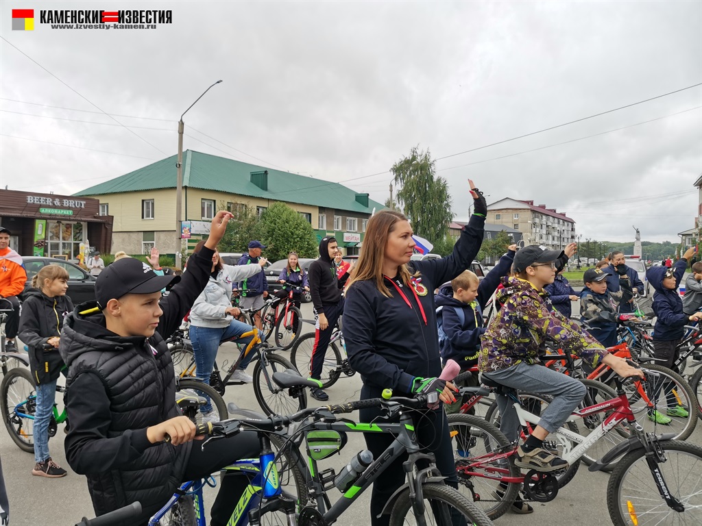 В Камне-на-Оби провели велопробег, посвященный Дню Государственного флага |  29.08.2022 | Камень-на-Оби - БезФормата