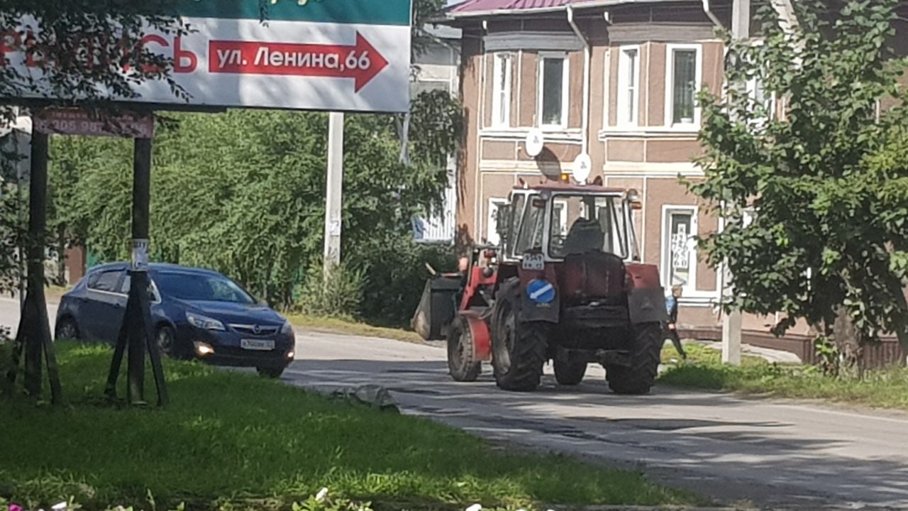 В Камне-на-Оби неизвестный тракторист засыпал огромную яму в центре города (видео) | Каменские новости