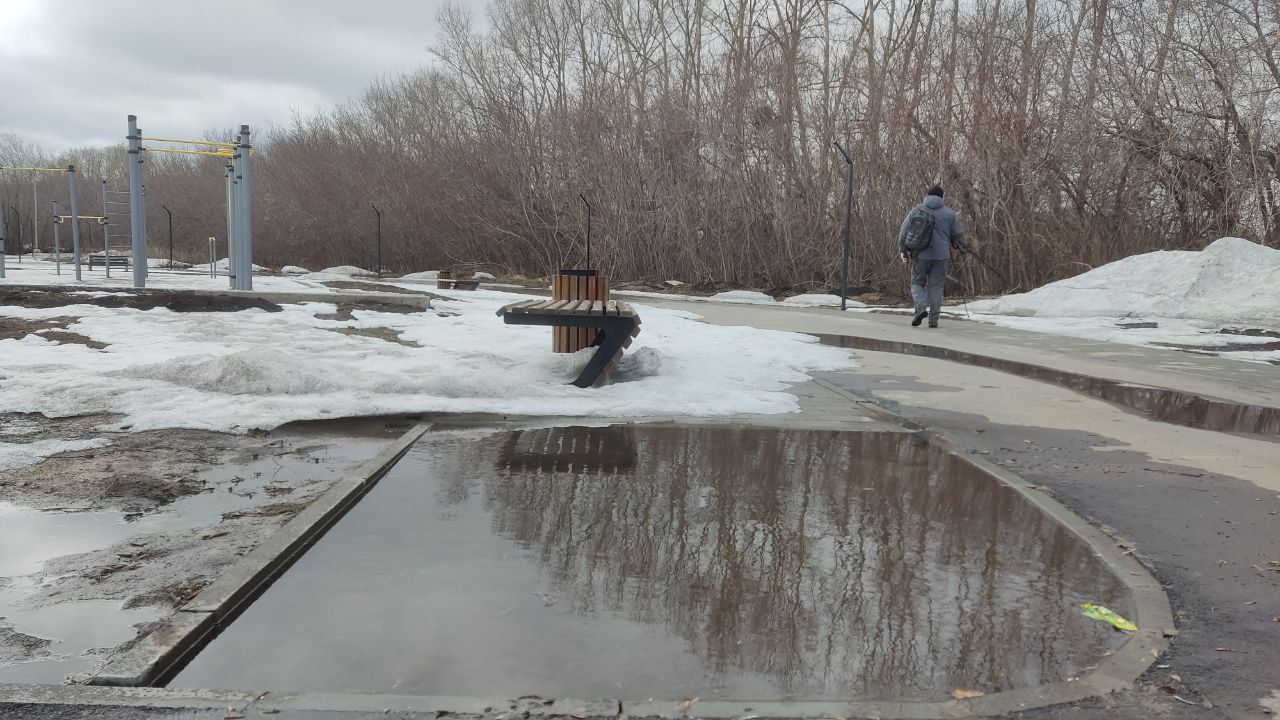 В Камне-на-Оби из-за отсутствия водоотведения затопило парк,  благоустроенный по нацпроекту за 6 млн руб | Каменские новости