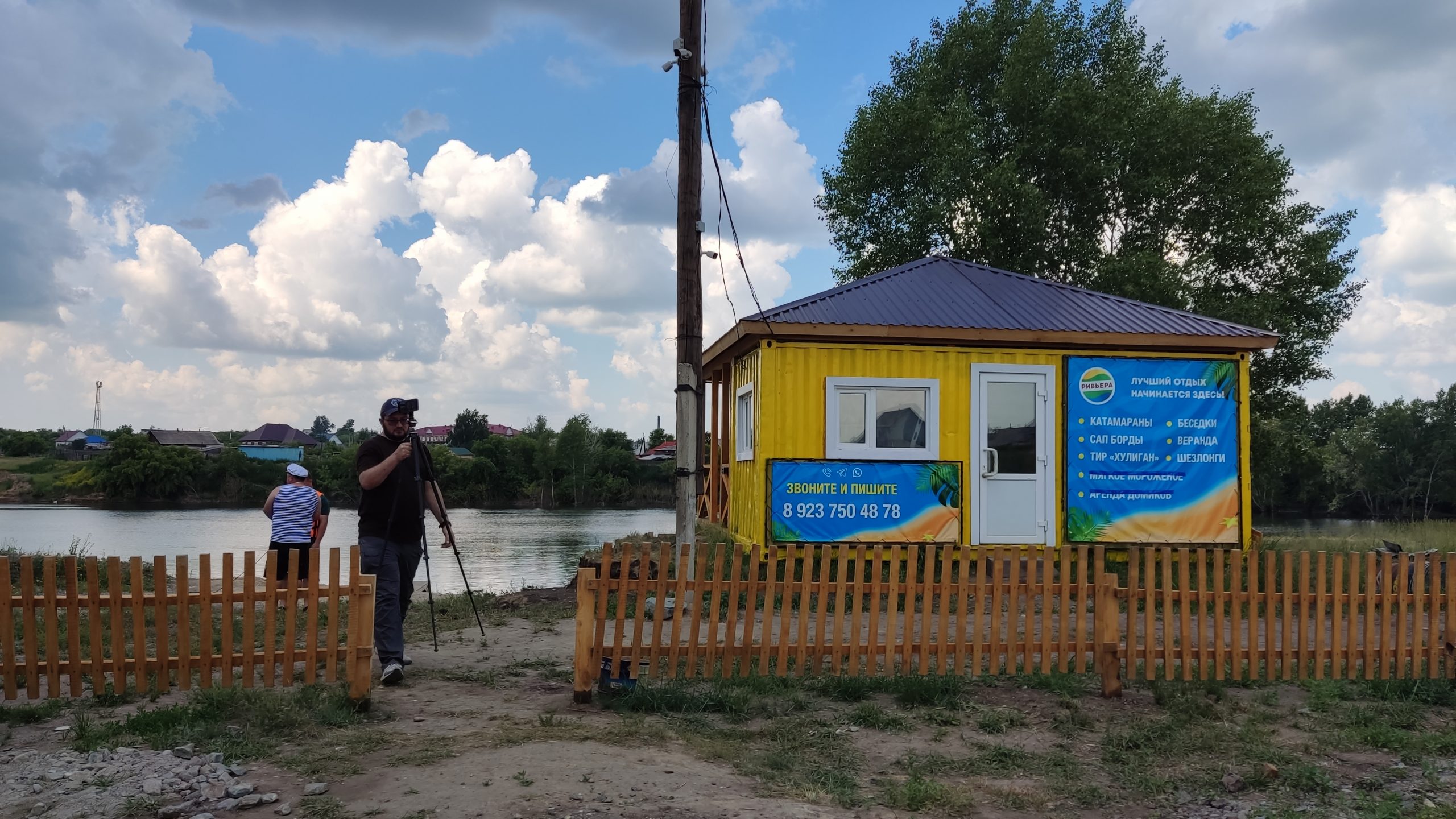 Неравнодушный житель Камня-на-Оби превратил искусственный водоём в  полноценную зону отдыха. Видео Вести Алтай | Каменские новости