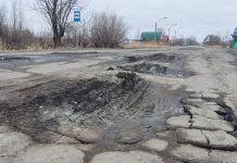 В Камне-на-Оби был замечен маленький дорожный мастер. Видео