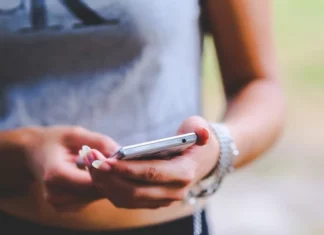 Госдума приняла закон о переносе домовых чатов в Max