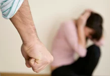 Житель Каменского района ударил супругу по голове телефоном и получил 200 часов обязательных работ