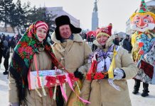 Солнечная Масленица: в Камне-на-Оби попрощались с зимой и попросили друг у друга прощения. Фоторепортаж