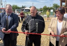 В Камне-на-Оби открыли новую детскую площадку за 2 млн рублей. Видео Вести Алтай