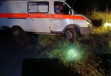 В Каменском районе пожарные несколько раз за ночь вытаскивали из грязи машину скорой помощи