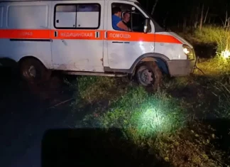 В Каменском районе пожарные несколько раз за ночь вытаскивали из грязи машину скорой помощи