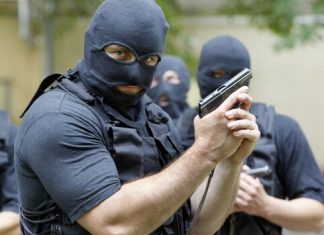 Силовики в масках и с автоматами испортили рабочий день «Каменским теплосетям»