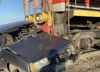 В Алтайском крае тепловоз протаранил легковой автомобиль