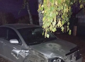 В Камне-на-Оби автомобиль повалил столб на жилой дом, спровоцировав пожар