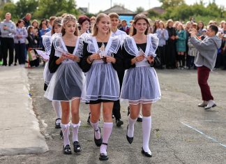 1 сентября в школах Каменского района прозвенели звонки. Фоторепортаж