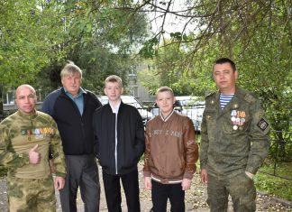 В Камне-на-Оби ветераны СВО посетили школьную линейку