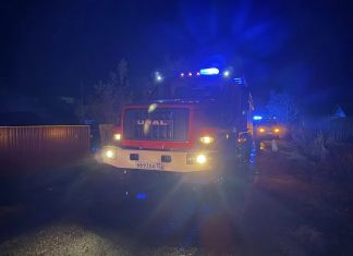 В Камне-на-Оби на ночном пожаре спасли человека