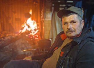 Путешествуем с каменскими журналистами: как пограничник стал своим в горном Алтае, построив дом на берегу озера